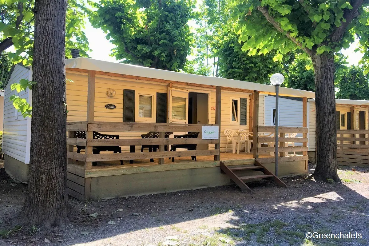Mobile homes met veranda en tuin